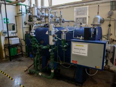 Ci viene mostrata ad esempio una grande caldaia a vapore, con annessi bruciatore e turbina elettrica. Risale agli anni 60 ed � tra le pi� grandi reperibili a Bari